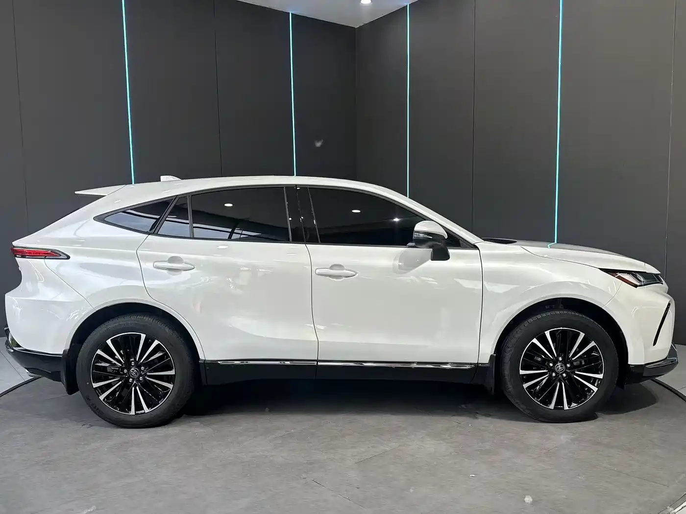 Toyota Venza 2023 2.0L CVT FWD Premium фото 5