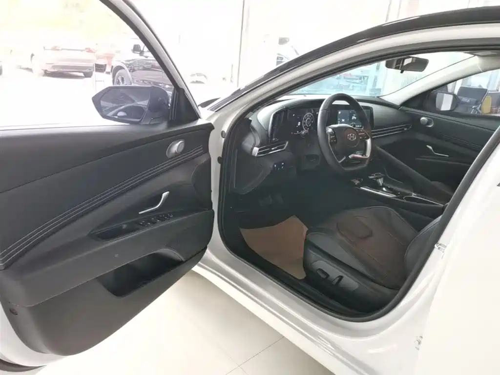 Hyundai Elantra 2022 1.5L CVT LUX Premium Edition фото 16