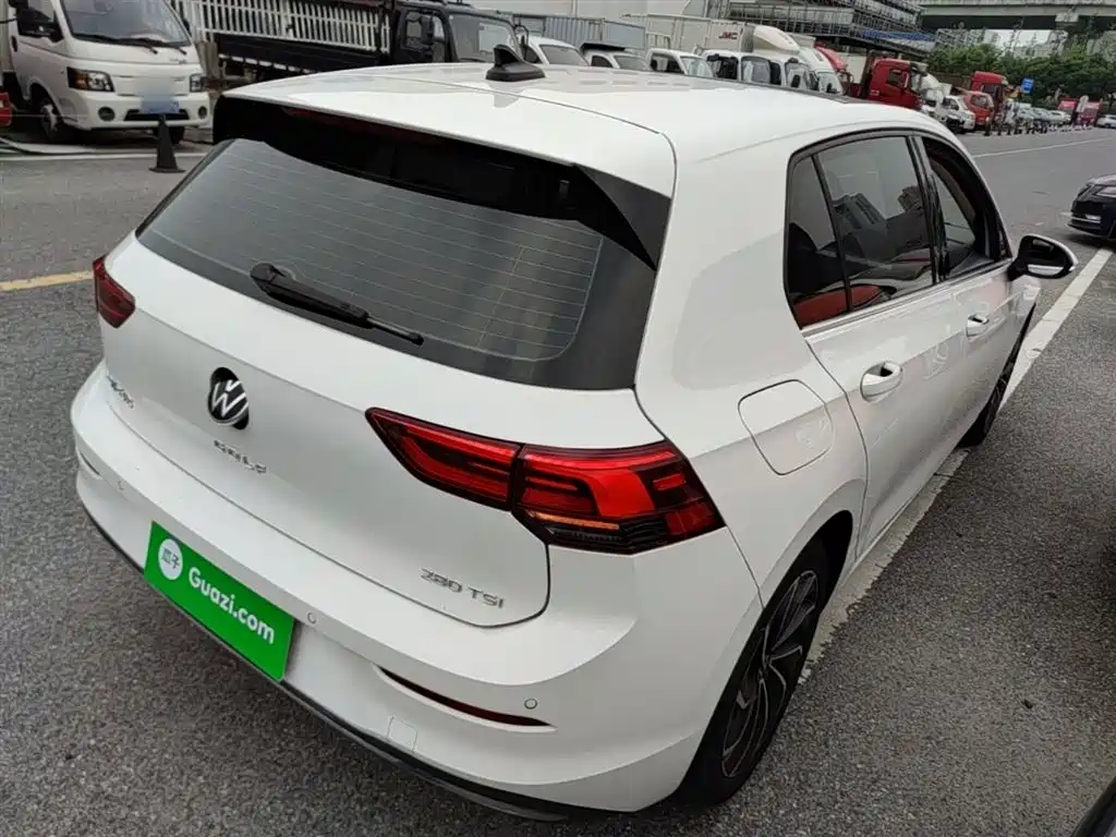 VOLKSWAGEN GOLF
