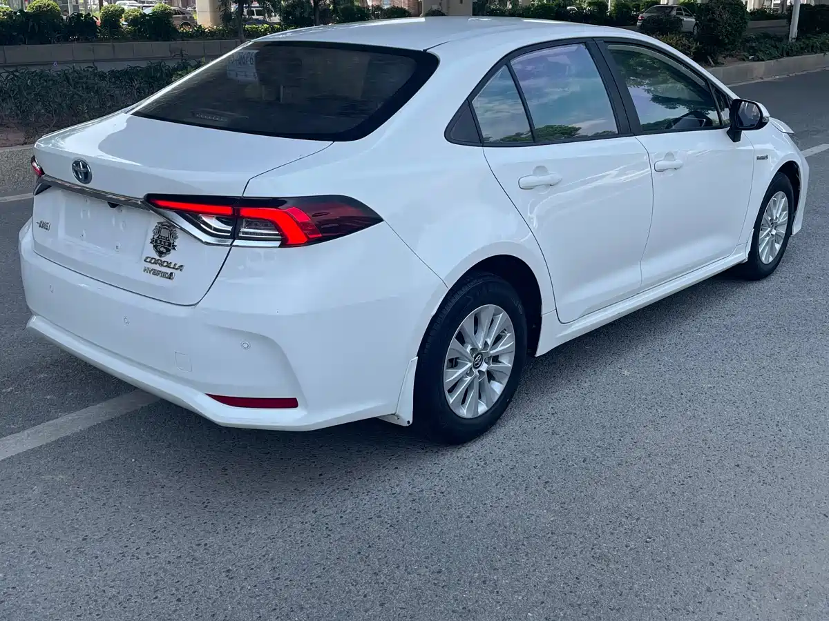 Toyota Corolla 2021 Hybrid 1.8L E-CVT Elite Edition фото 10