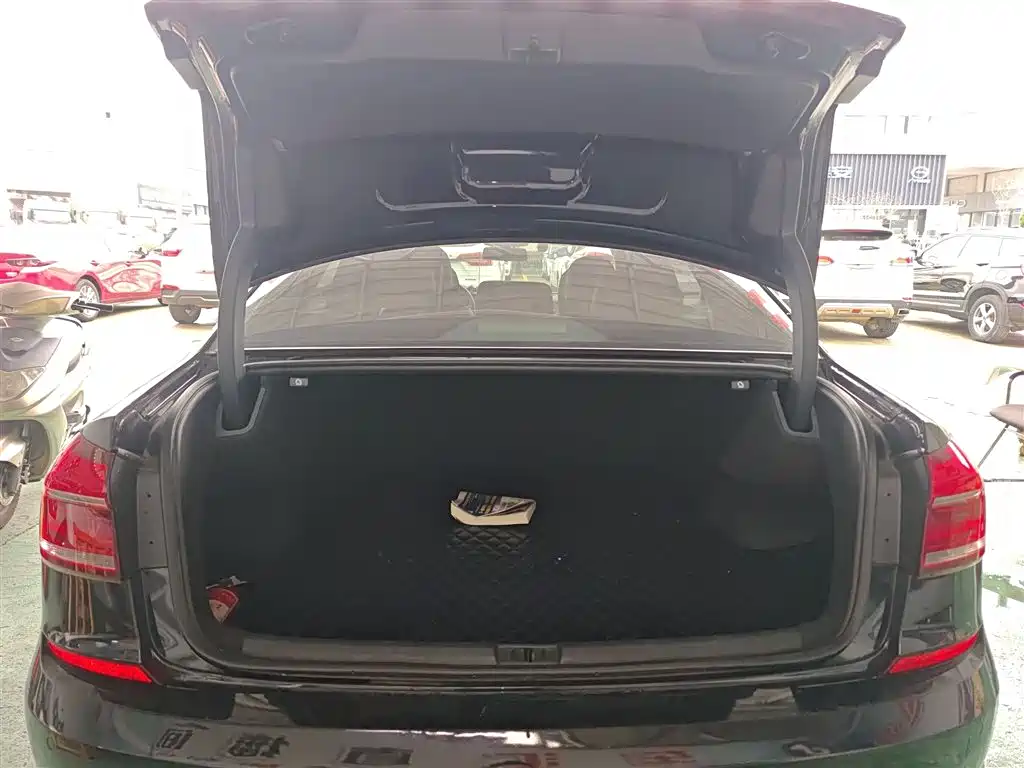 Volkswagen Passat 2016 330TSI DSG Honor Edition фото 19