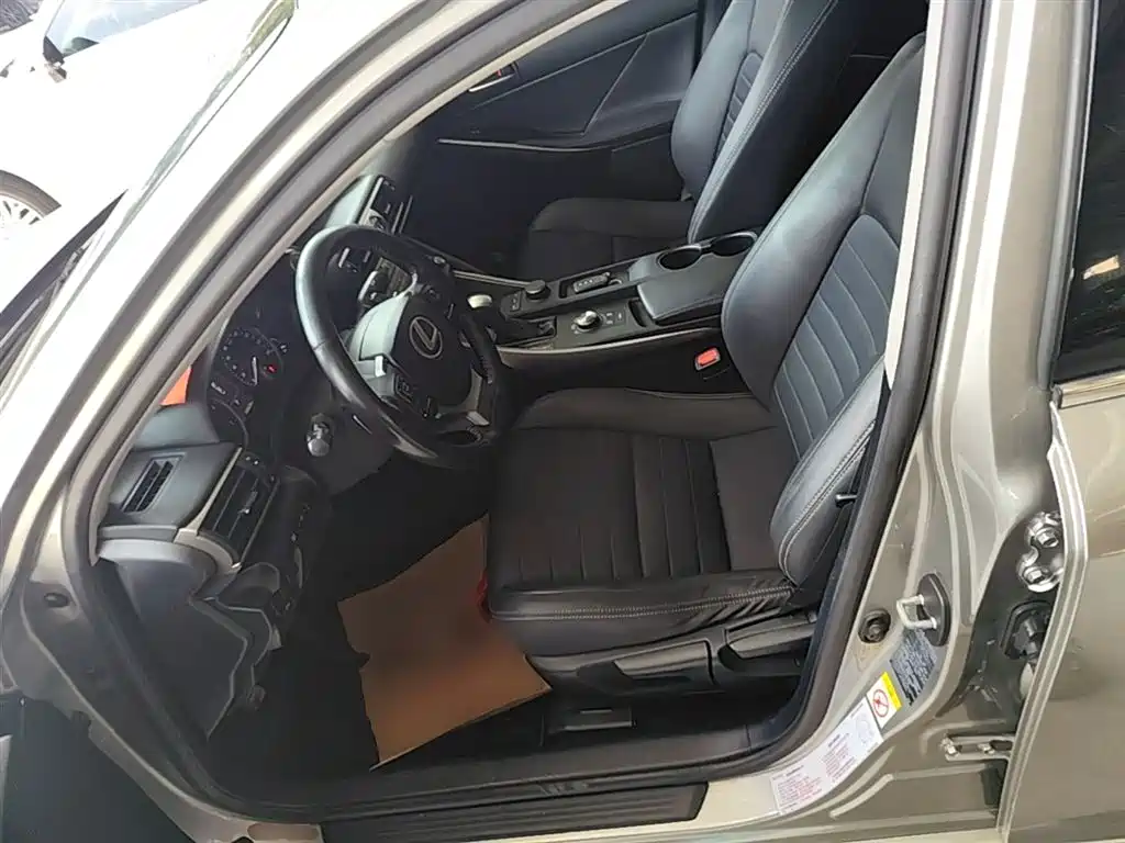 Lexus IS 2017 300 Leading Edition фото 15