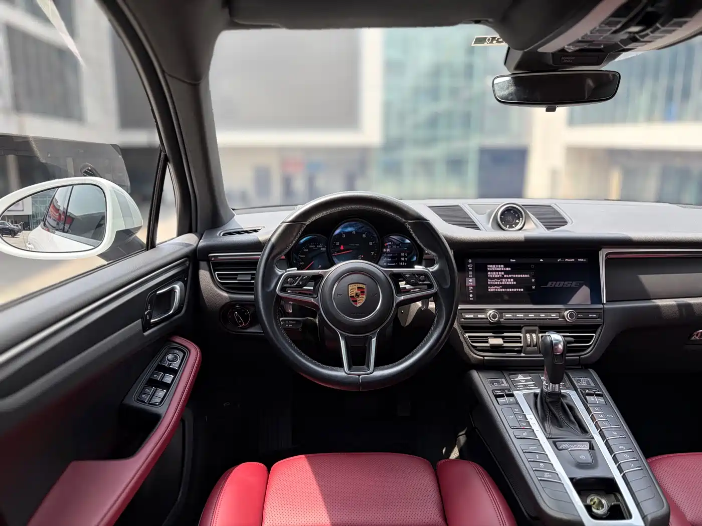 PORSCHE MACAN