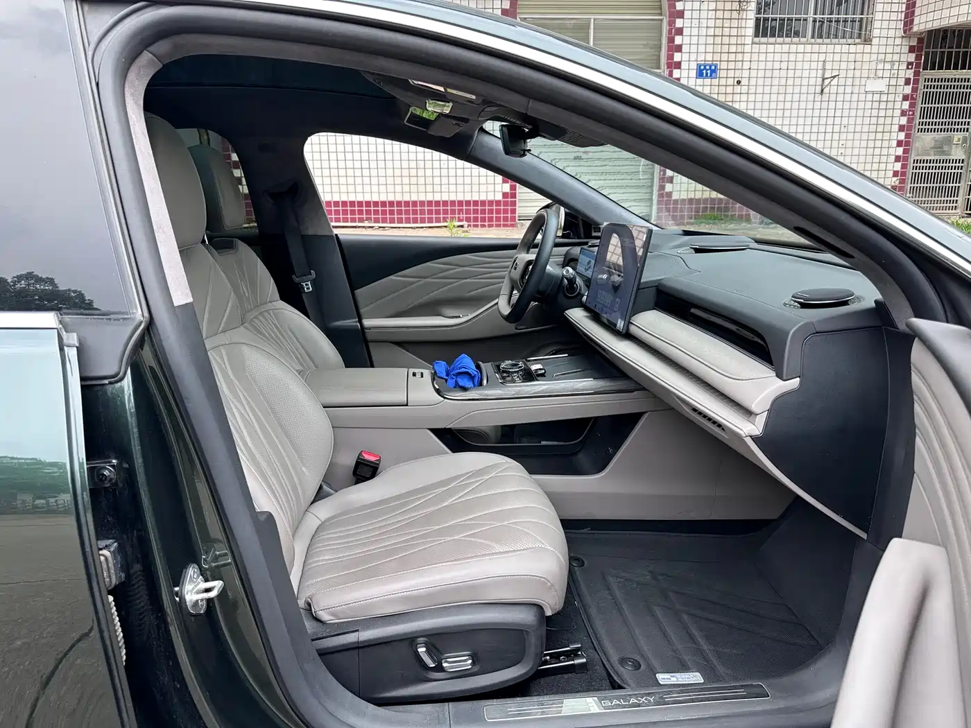 Geely Galaxy Galaxy Xingyao 8 2025 Model 60km EM-i Luxury Edition фото 9