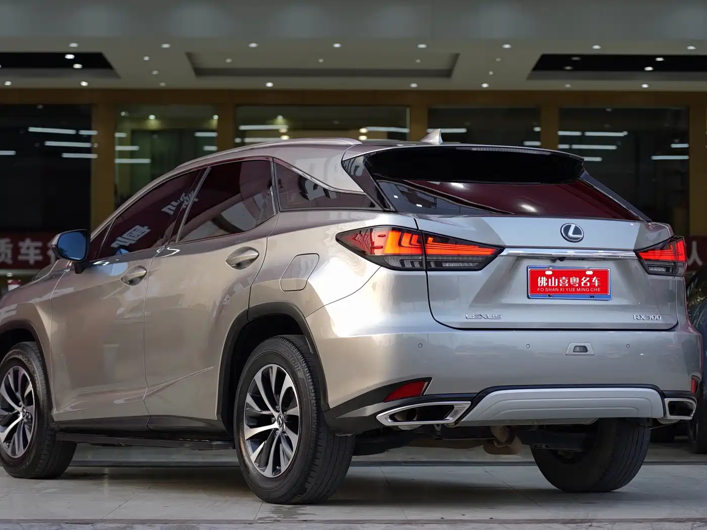 Lexus RX 2020 Facelift 300 2WD Comfort Edition фото 2