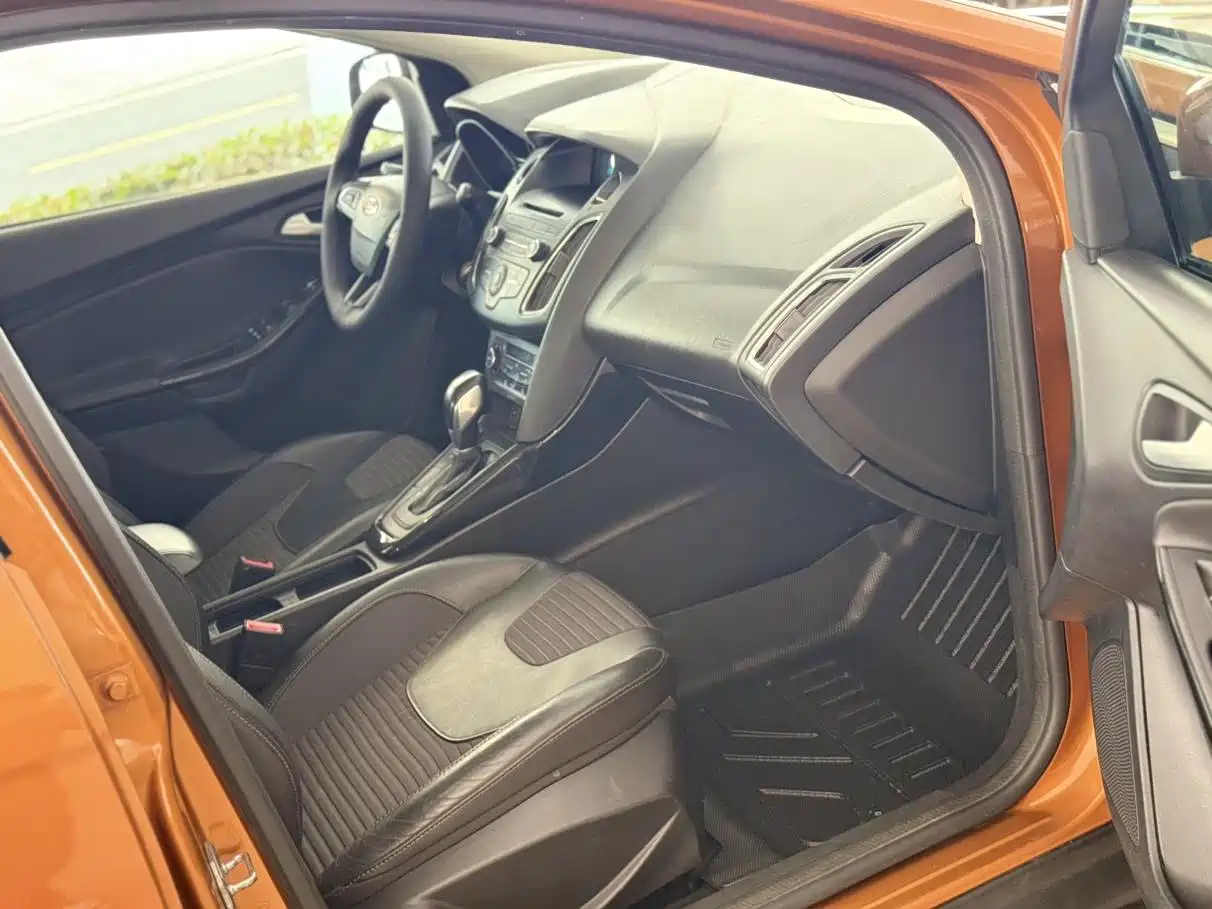 Ford Focus 2015 Hatchback EcoBoost 125 Automatic Premium Trend фото 7