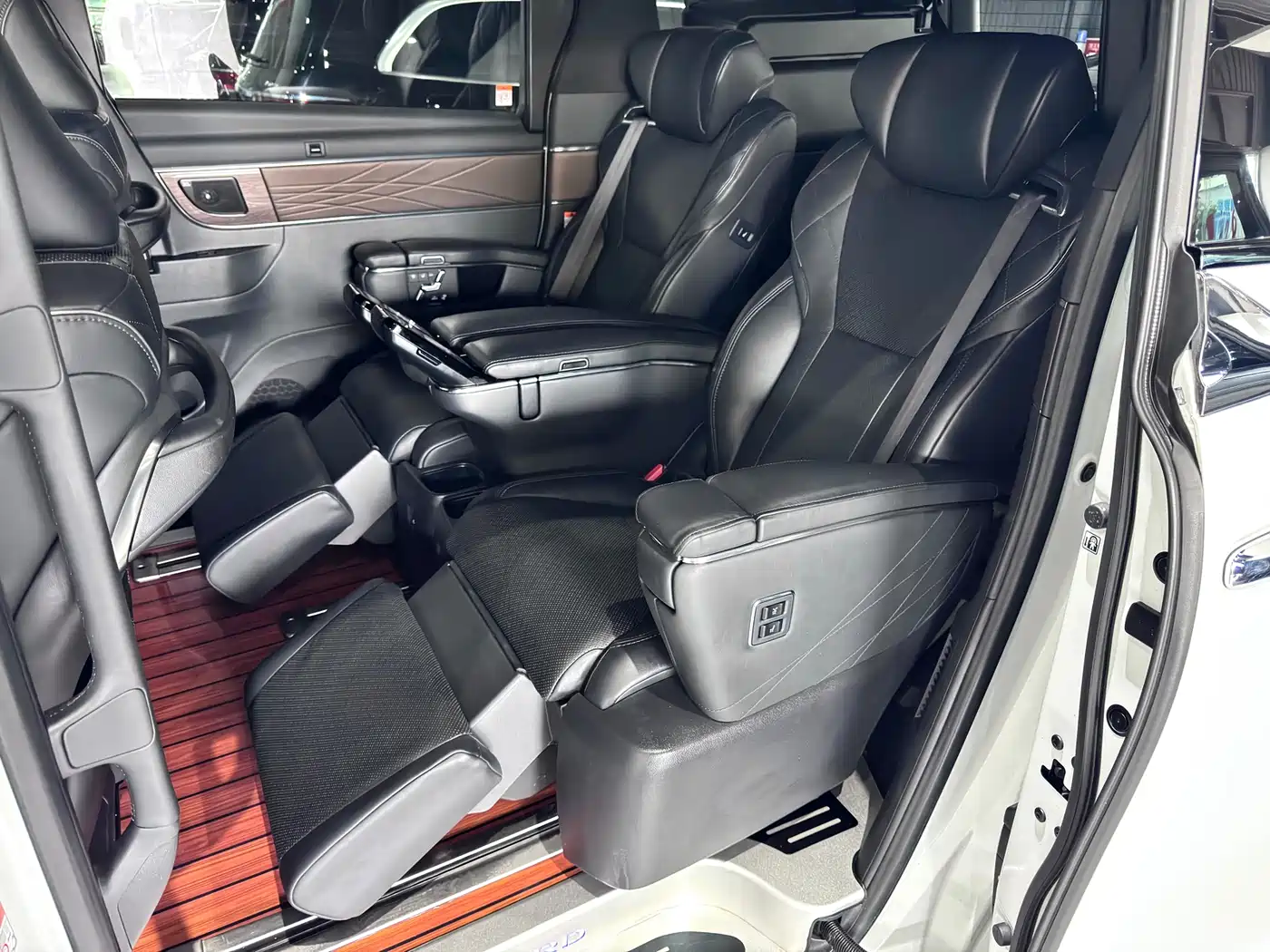 Toyota Alphard 2024 Hybrid 2.5L Ultimate Enjoyment Edition фото 33