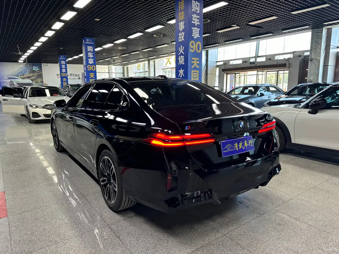 BMW 5 Series 2025 530Li Leading M Sport Package фото 12