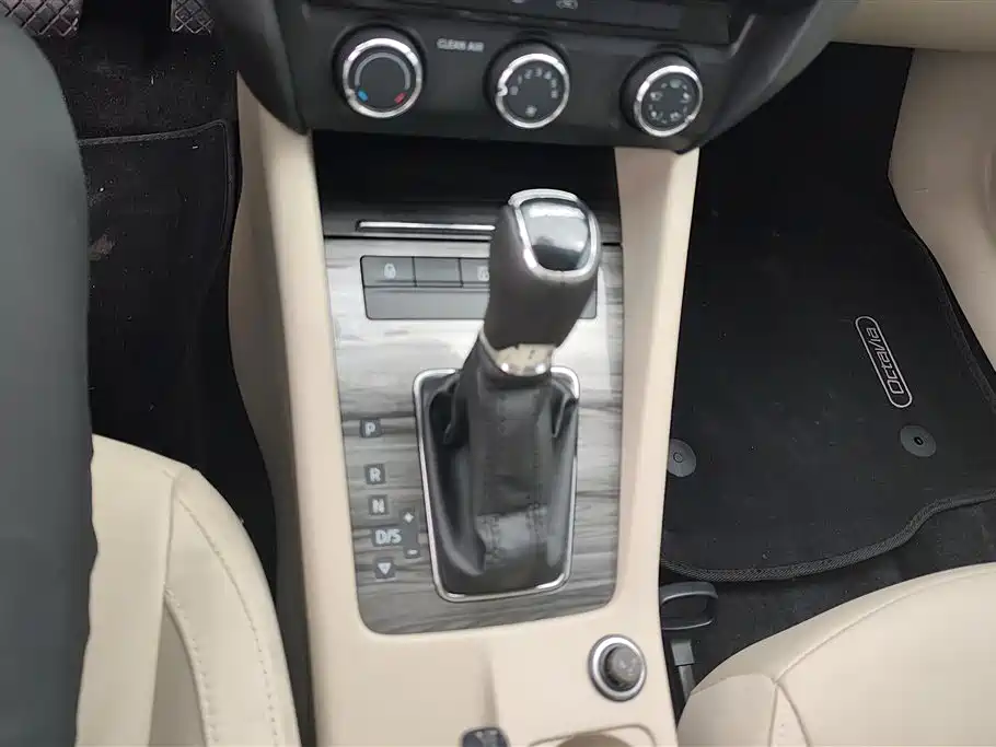 Škoda Octavia 2016 1.6L Automatic Smart Edition фото 16