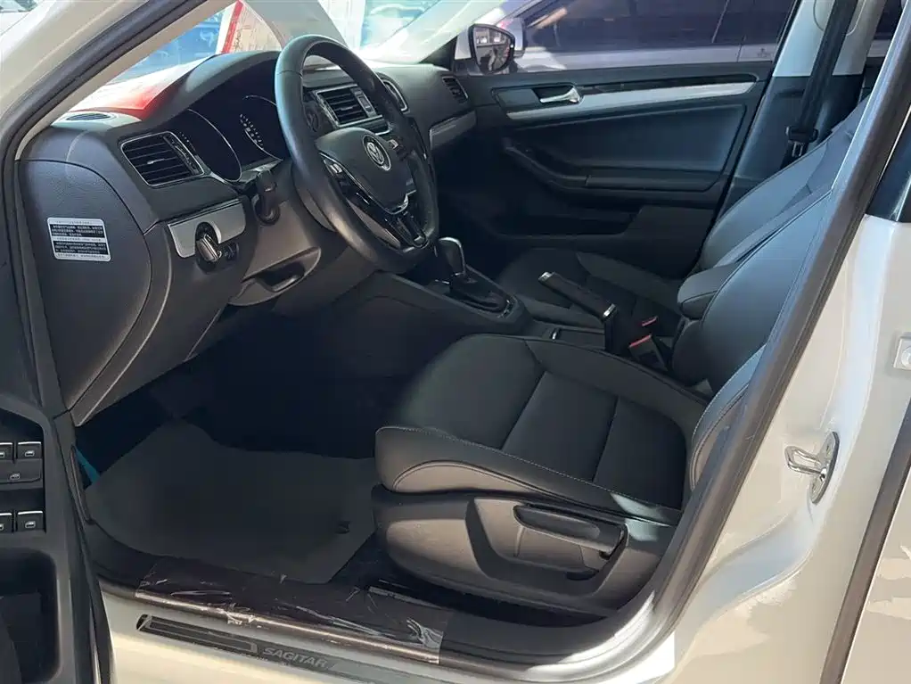 Volkswagen Sagitar 2017 1.6L Automatic Comfort фото 4