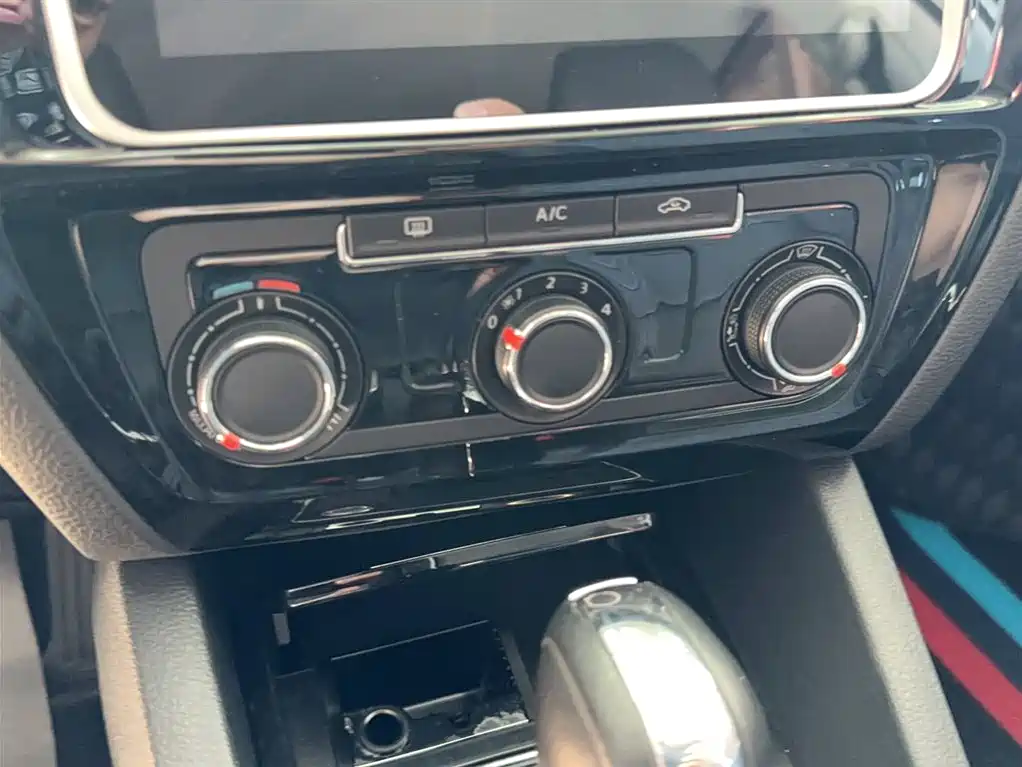 Volkswagen Sagitar 2017 1.6L Automatic Comfort фото 11