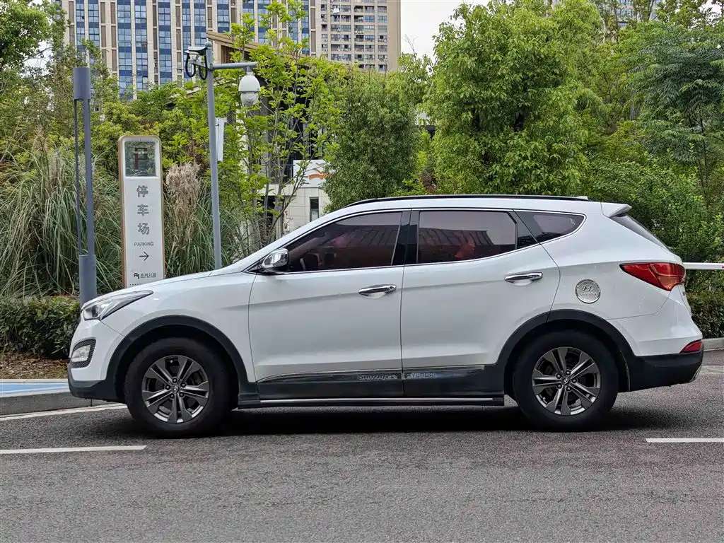 Hyundai Santa Fe 2013 Model 2.4L Automatic 2WD Smart фото 3