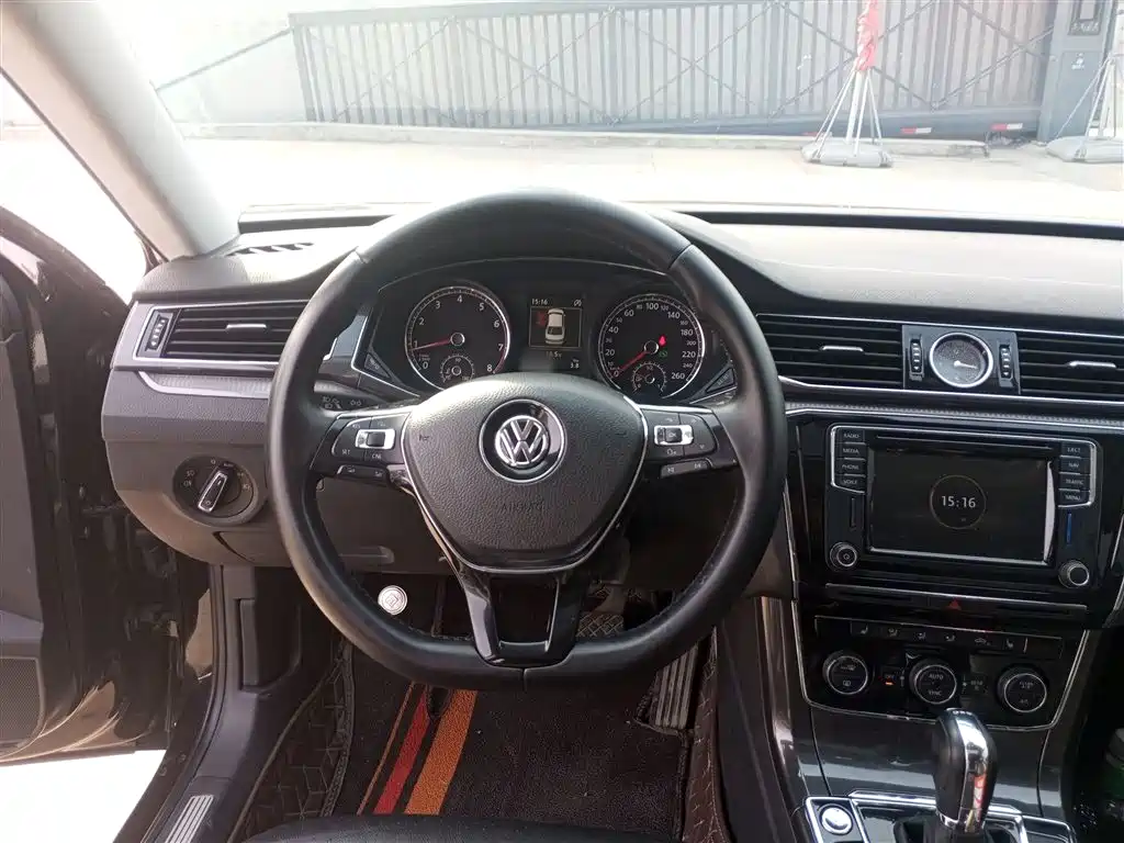 Volkswagen Passat 2017 330TSI DSG Luxury фото 11