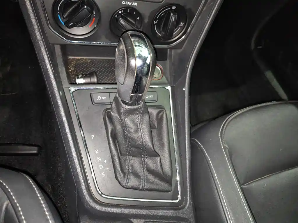 Volkswagen Lavida 2015 1.6L Automatic Comfort Edition фото 21