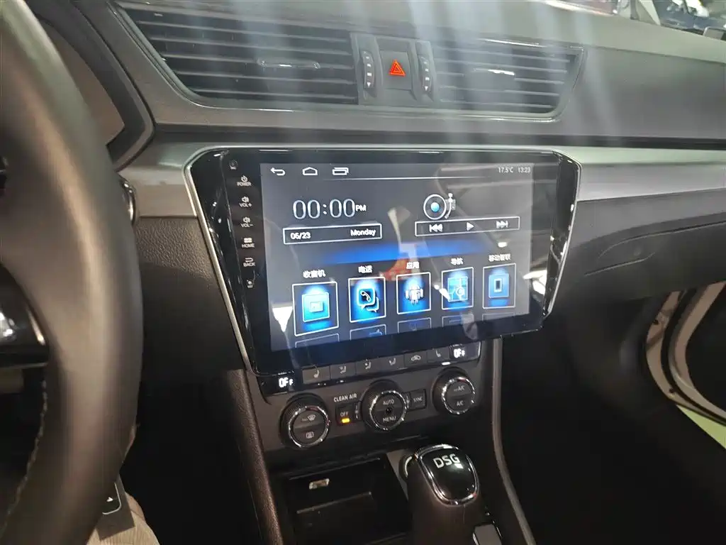 Škoda Superb 2016 TSI280 DSG Pioneer Edition фото 13