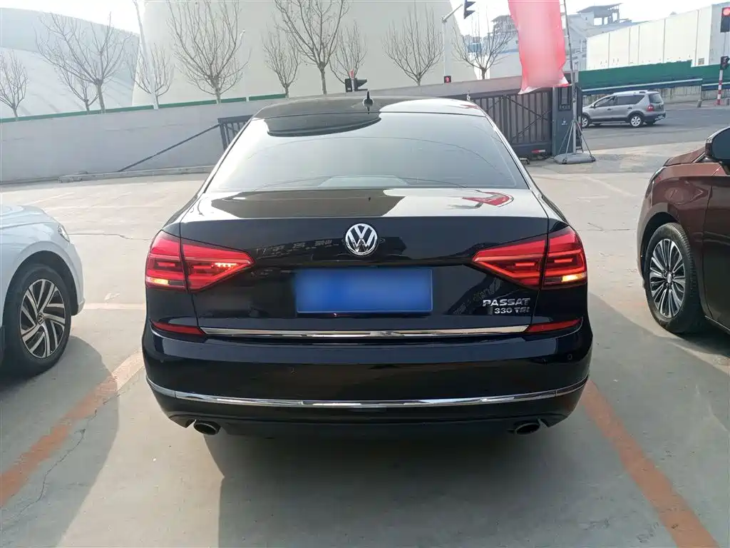 Volkswagen Passat 2017 330TSI DSG Luxury фото 6