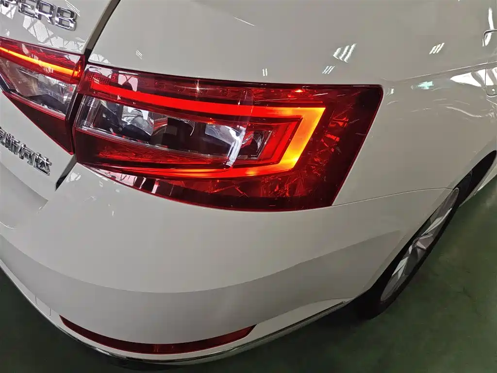 Škoda Superb 2016 TSI280 DSG Pioneer Edition фото 8