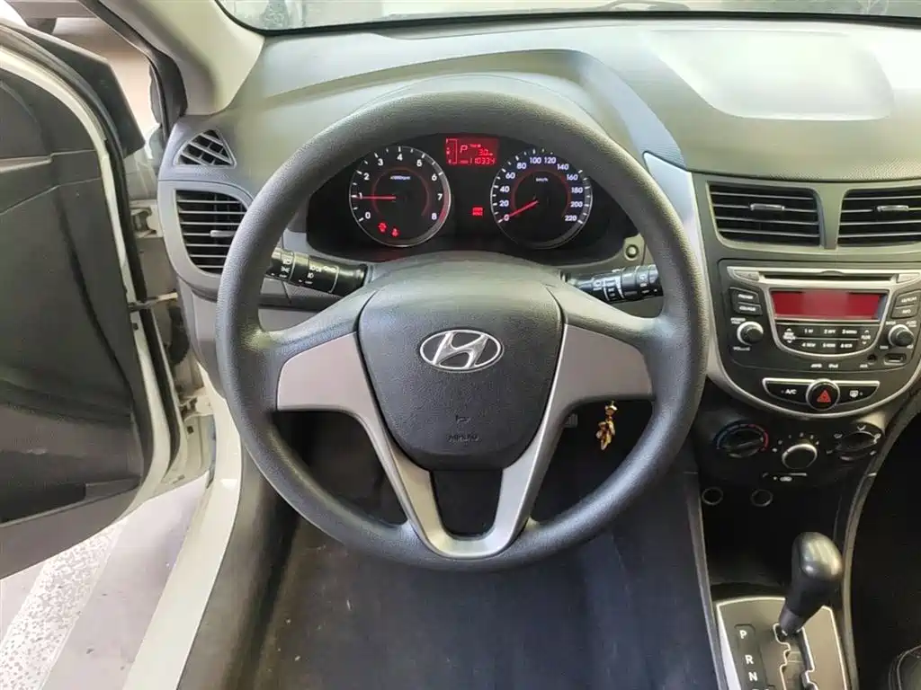 Hyundai Reina 2014 Model 1.4L Automatic GLX фото 11