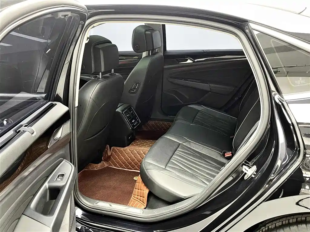 Volkswagen Passat 2023 330TSI Luxury Edition фото 10