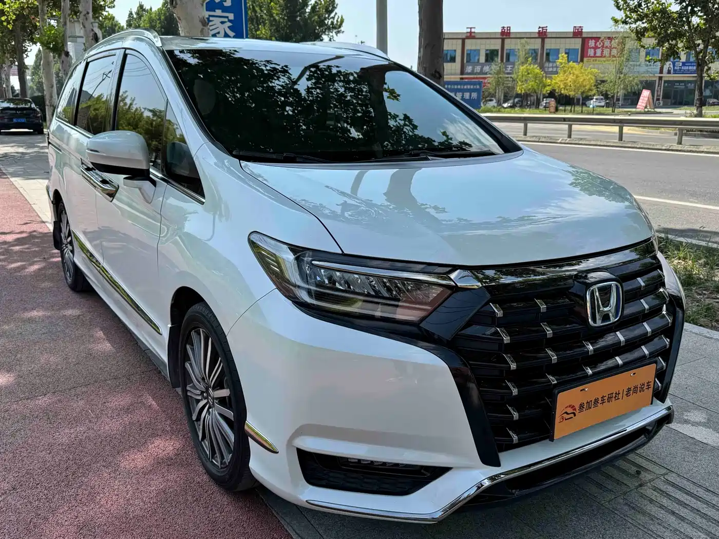 Фото 3 - Honda Elysion