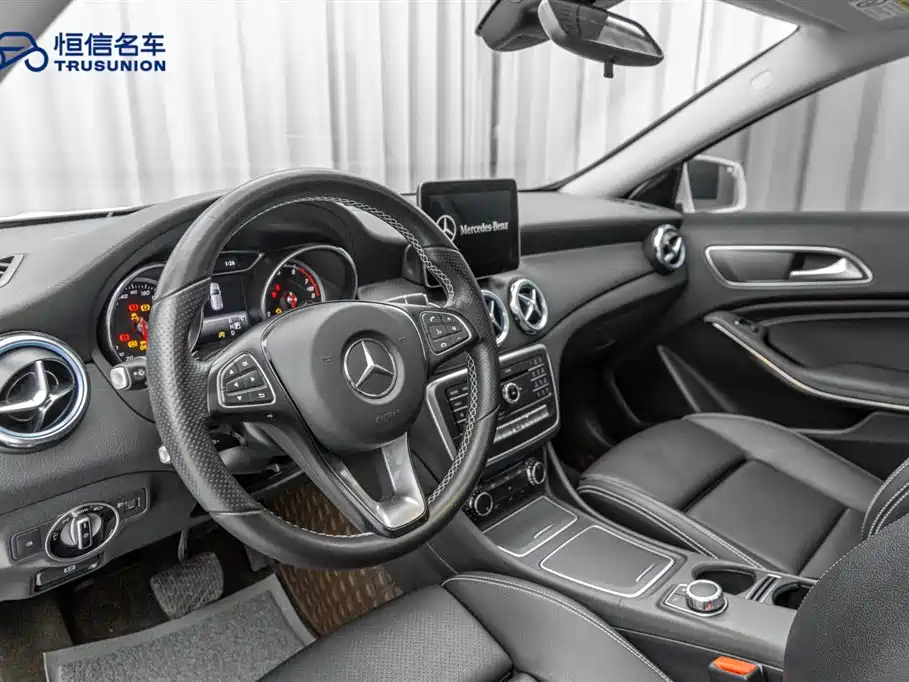 Mercedes-Benz GLA 2018 GLA 200 Dynamic фото 12