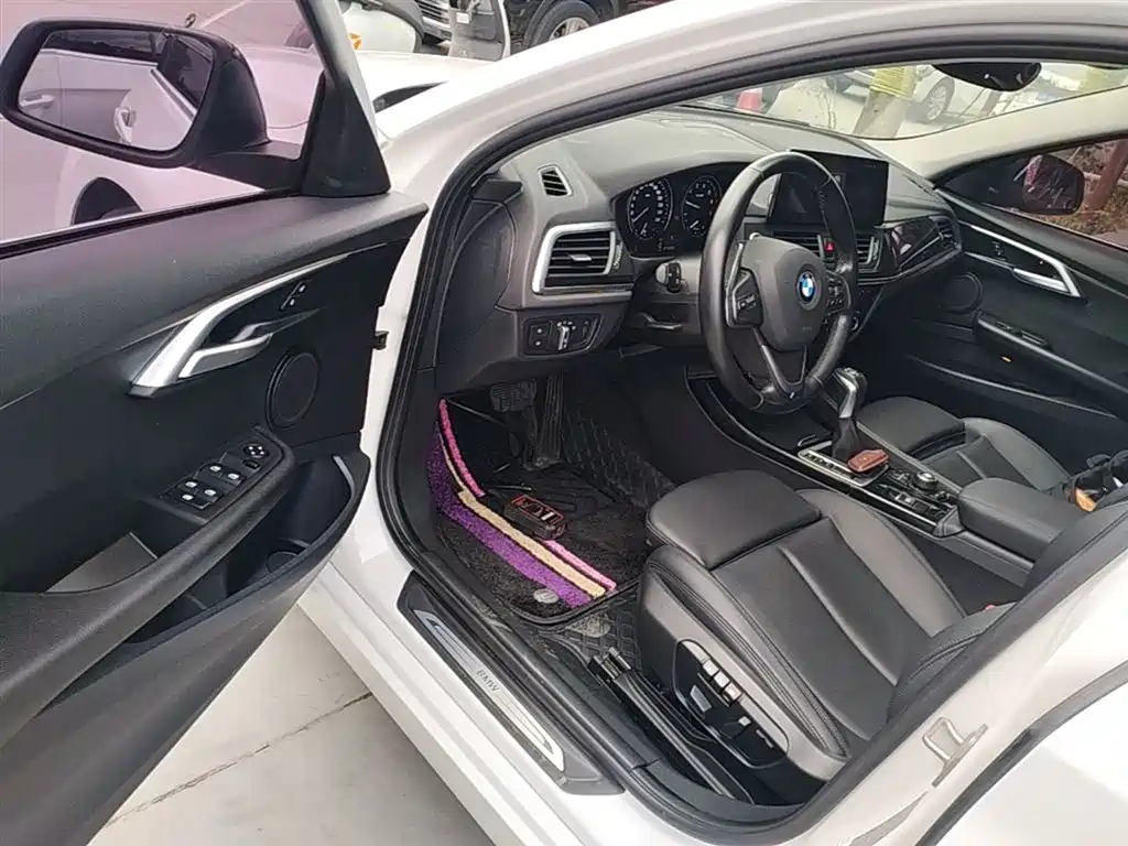 BMW 1 Series 2018 118i Sport Edition фото 16