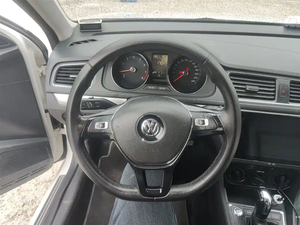 Volkswagen Lavida 2017 1.6L Automatic Comfort Edition фото 7