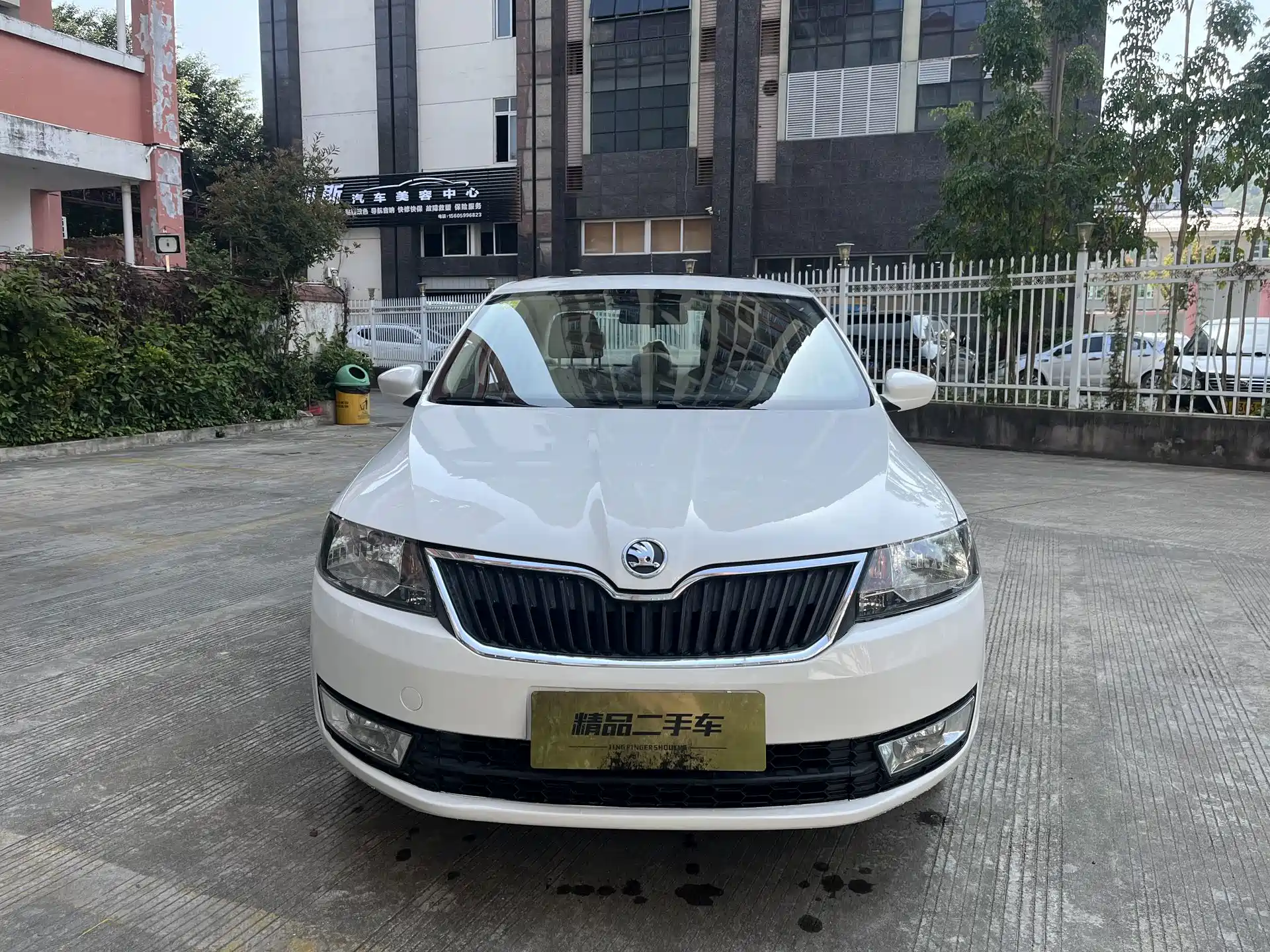 Photo 2 - Škoda Rapid