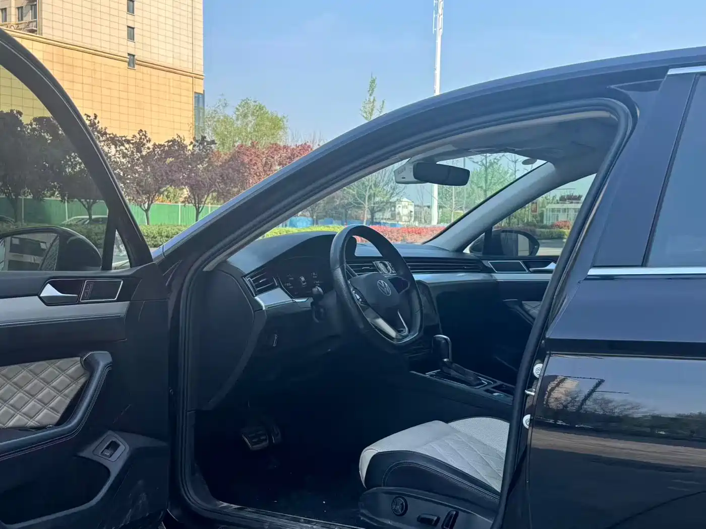 Volkswagen Magotan 2023 Model 2 Million Commemorative Edition 330TSI DSG Luxury фото 4