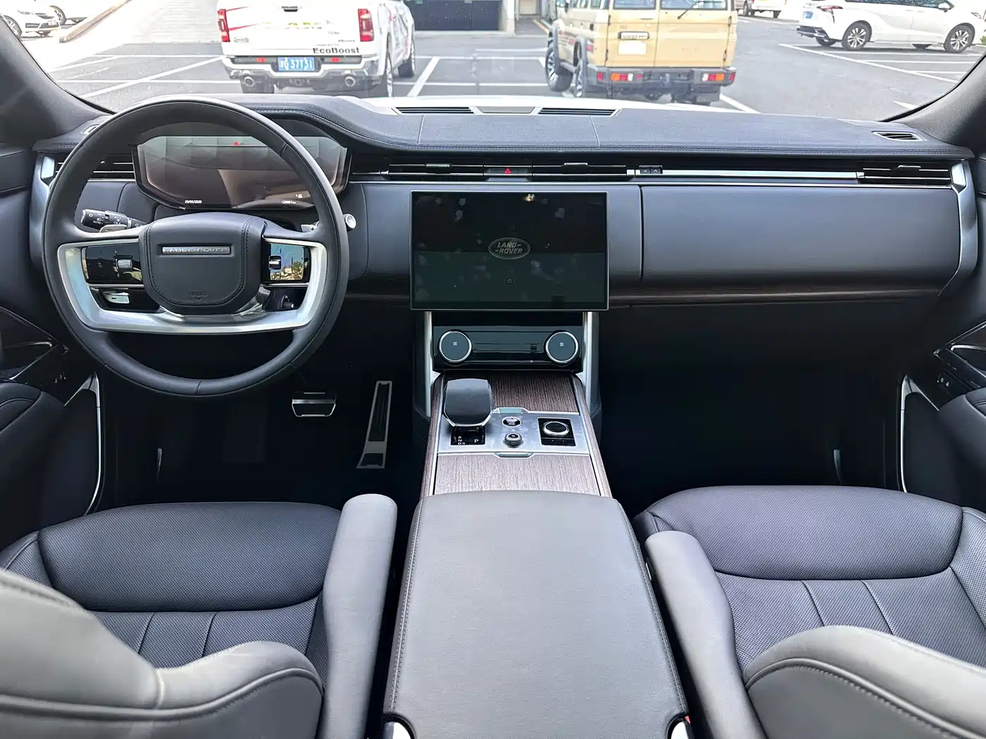 Land Rover Range Rover 2023 3.0 L6 400PS Golden Age Long Wheelbase фото 29