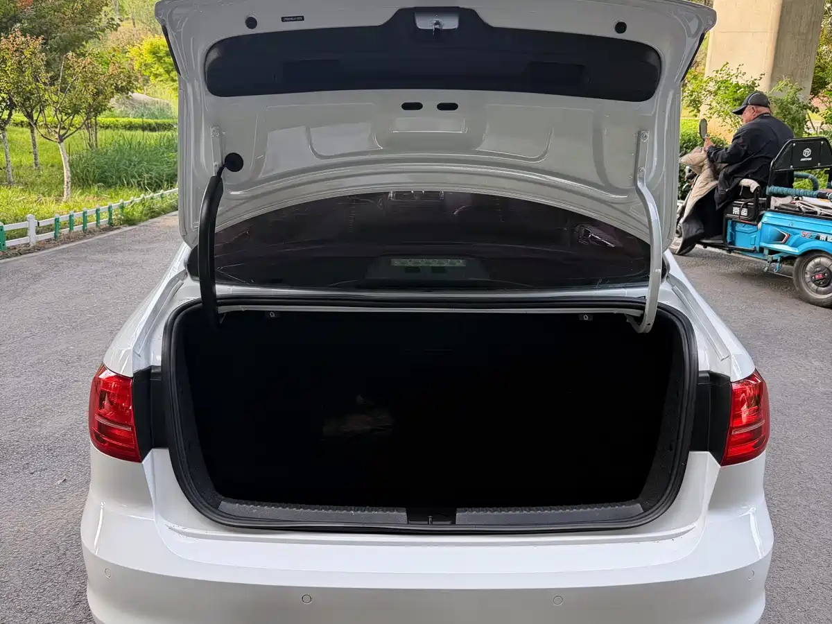 Volkswagen Sagitar 2018 1.6L Automatic Comfort фото 22