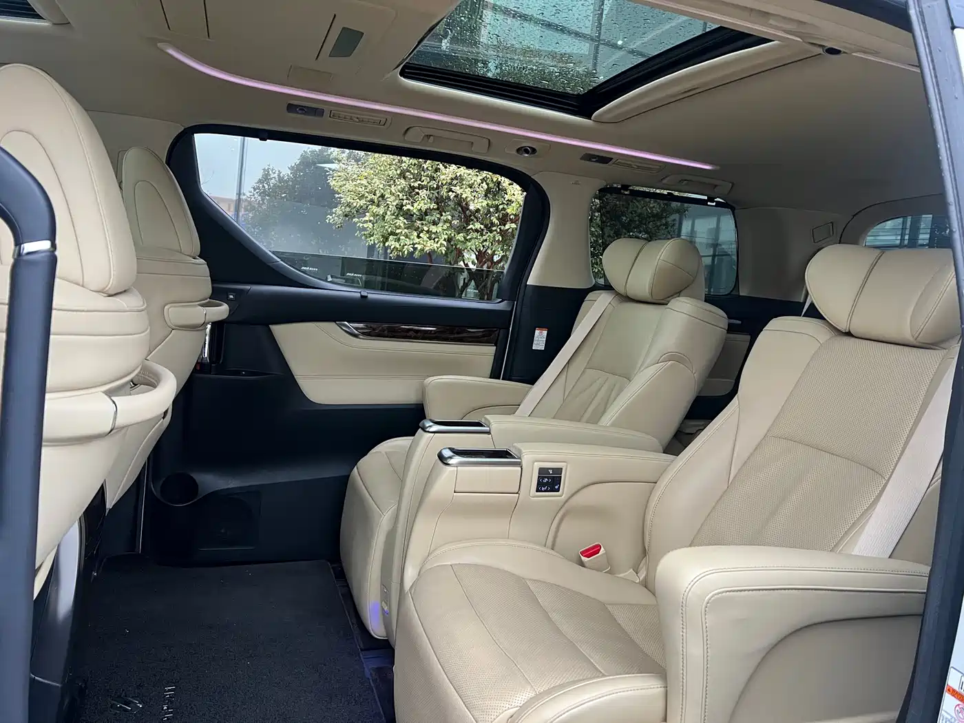 Toyota Alphard 2019 Hybrid 2.5L Luxury фото 3