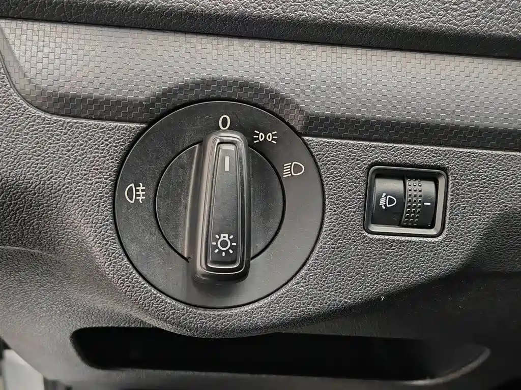 Volkswagen Jetta 2015 1.6L Manual Trend фото 21