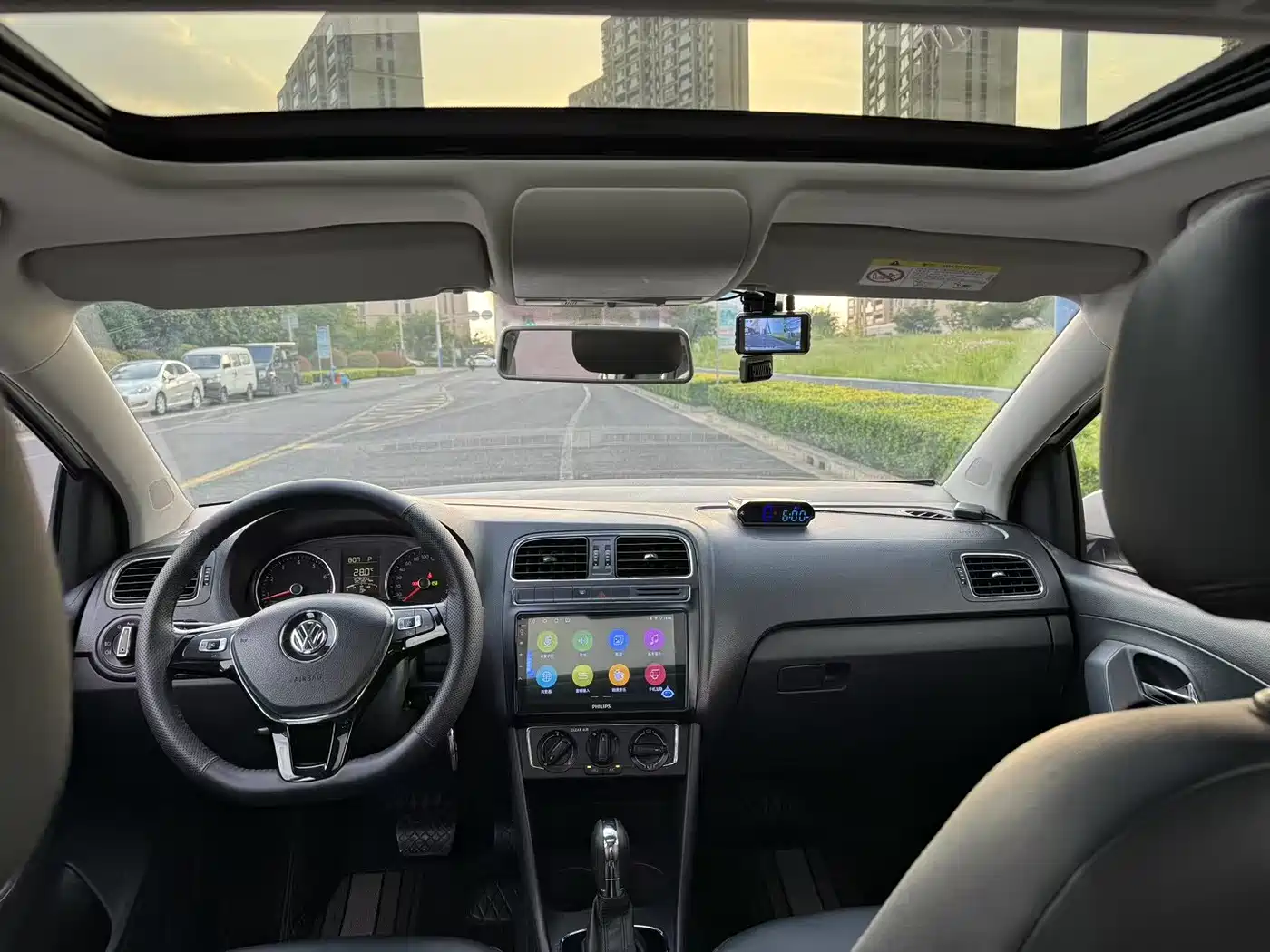 Volkswagen Polo 2016 1.6L Automatic Comfort фото 6