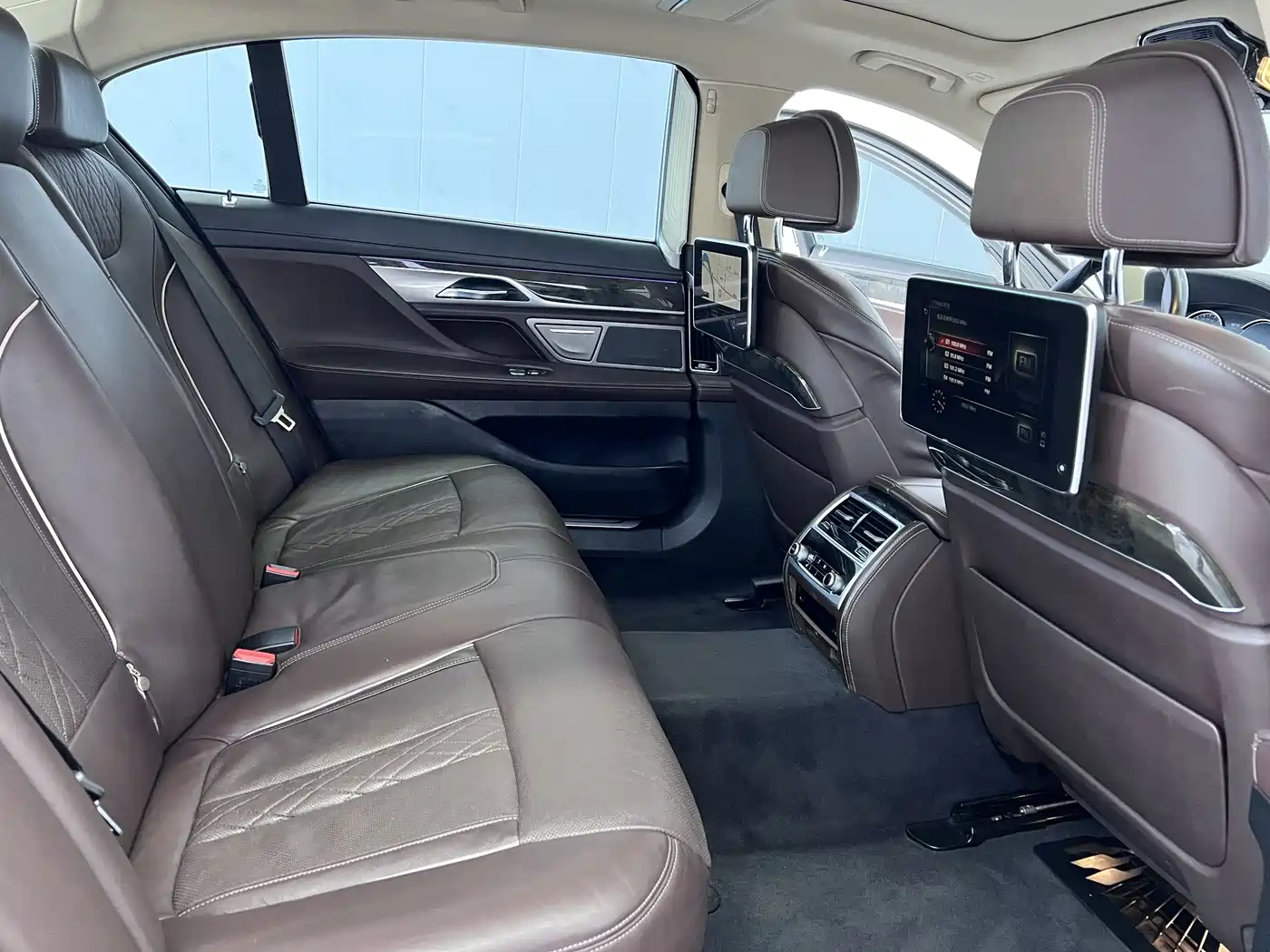 BMW 7 Series 2016 740Li Leading Edition фото 11