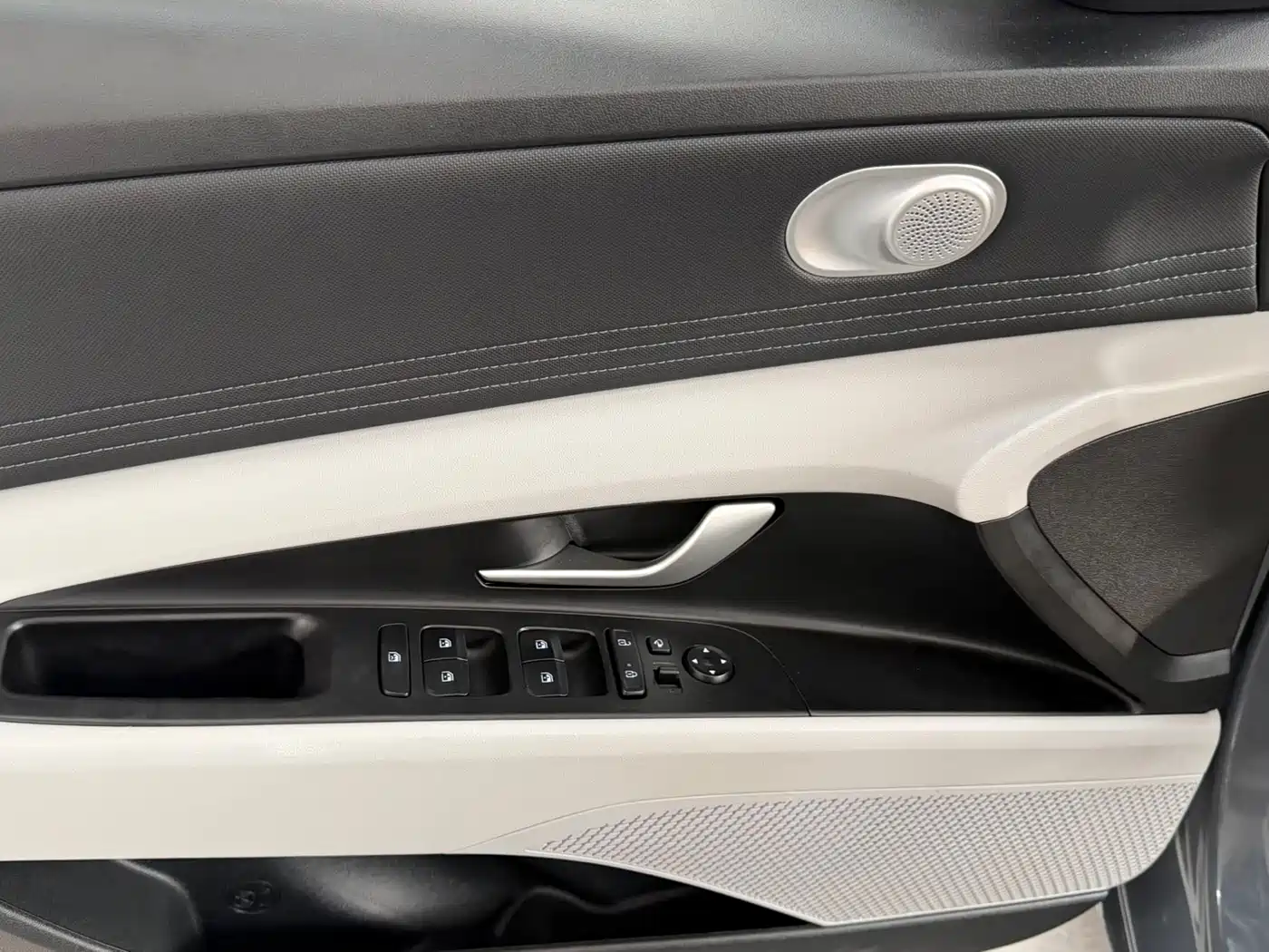 Hyundai Elantra 2022 1.5L CVT LUX Premium Edition фото 7