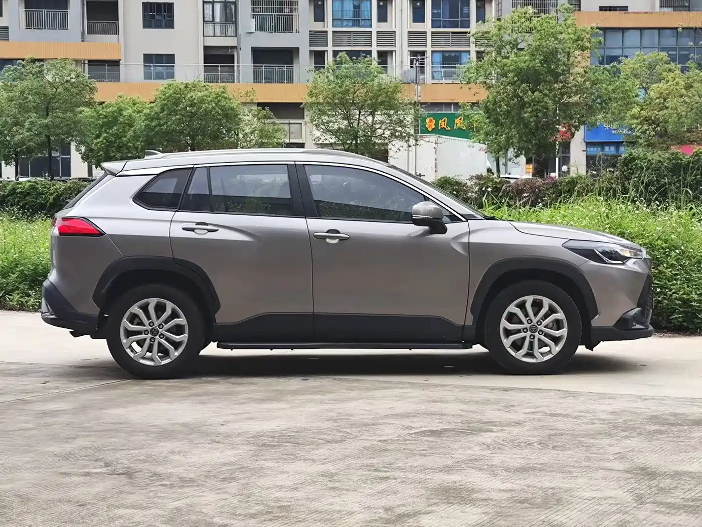 Toyota Frontlander 2023 2.0L CVT Leading Edition фото 2