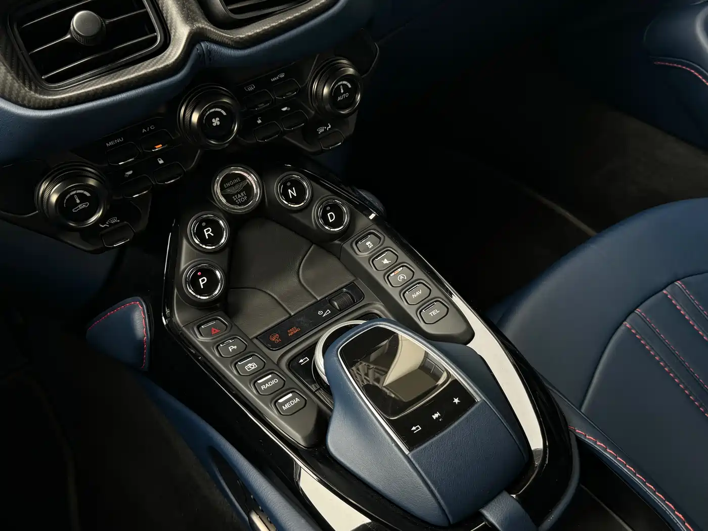 Aston Martin V8 Vantage 2018 4.0T V8 Coupe фото 21