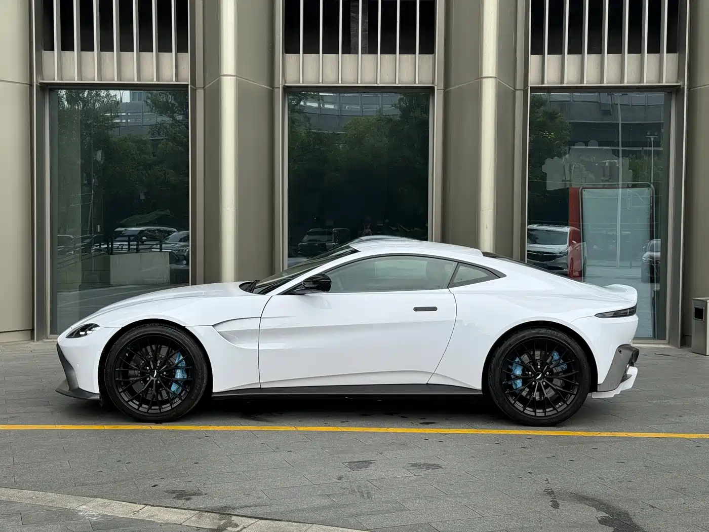 Aston Martin V8 Vantage 2018 4.0T V8 Coupe фото 7