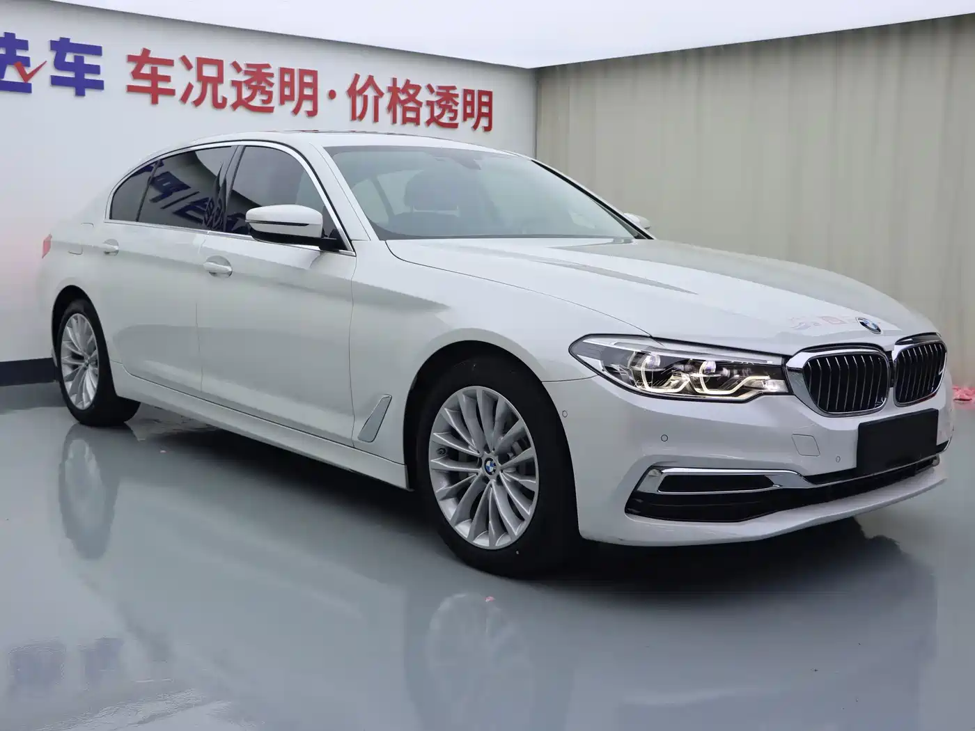 Photo 2 - BMW 5 Series