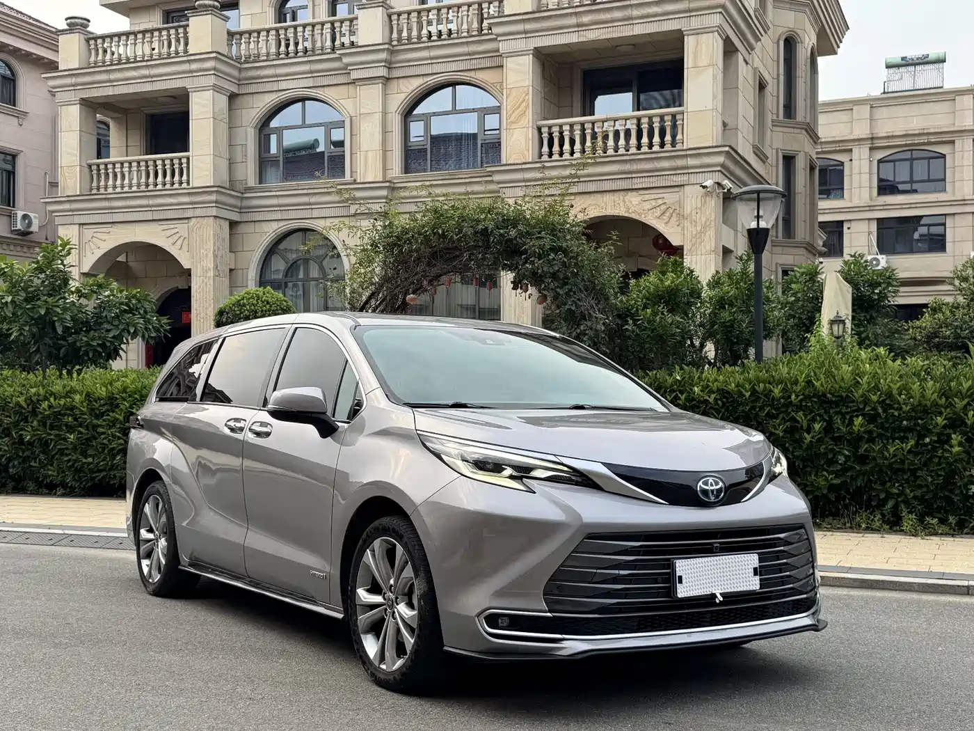 Toyota Sienna 2023 2.5L Hybrid Premium Edition фото 3