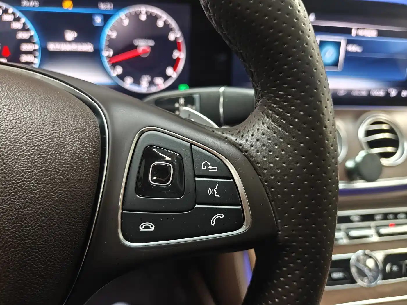 Mercedes-Benz E-Class 2017 Model E 320 L 4MATIC фото 11