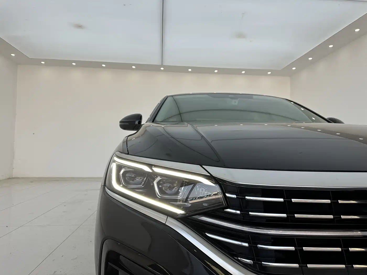 Volkswagen Passat 2024 380TSI Luxury фото 4