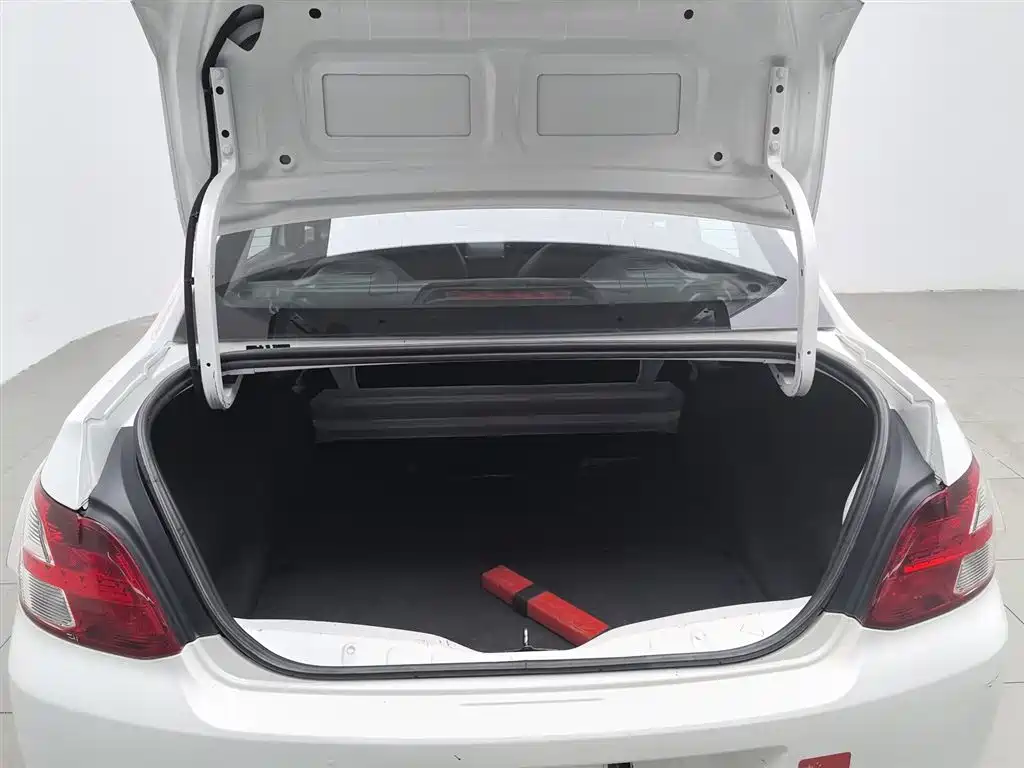 Peugeot 301 2016 1.6L Manual Comfort Edition фото 16