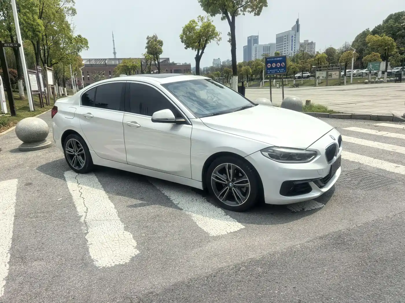 BMW 1 Series 2017 118i Sport фото 3