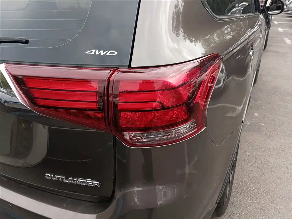 MITSUBISHI OUTLANDER