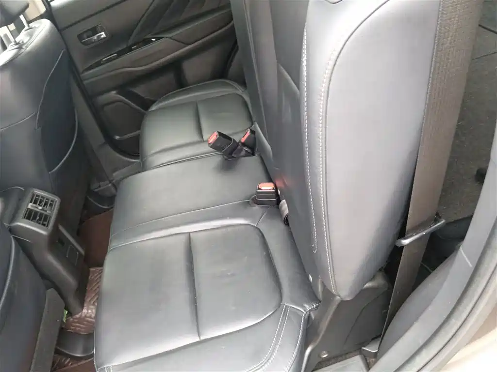 MITSUBISHI OUTLANDER