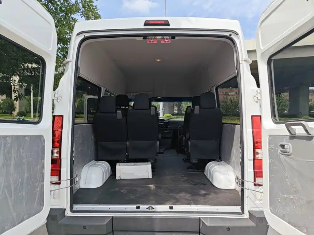 Iveco Daily 2024 2023 Model 2.5T A35M1 Short Wheelbase Medium Roof Single Tire Manual Door 5-9 Seats