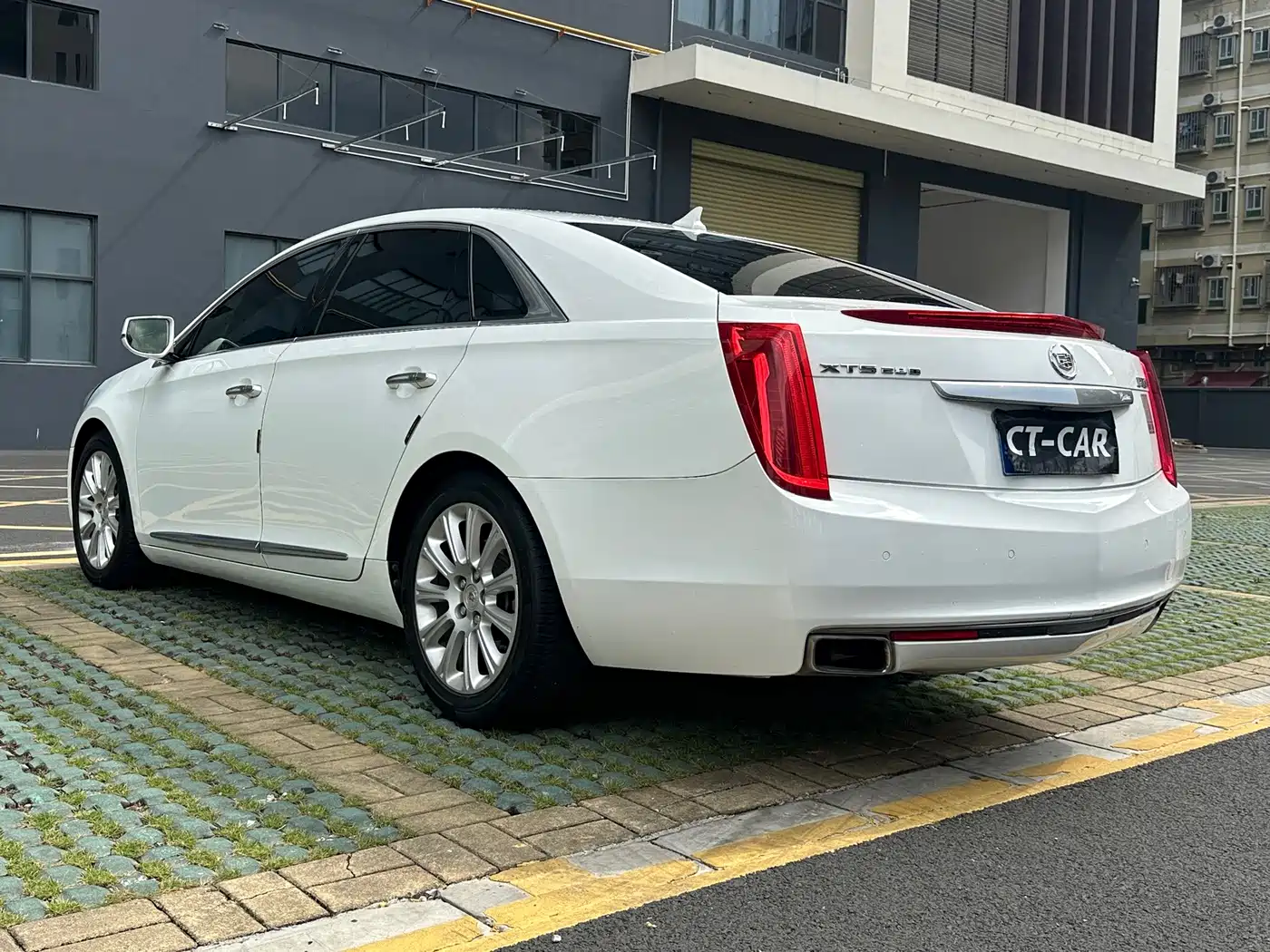 Cadillac XTS 2015 2014 28T Luxury Edition