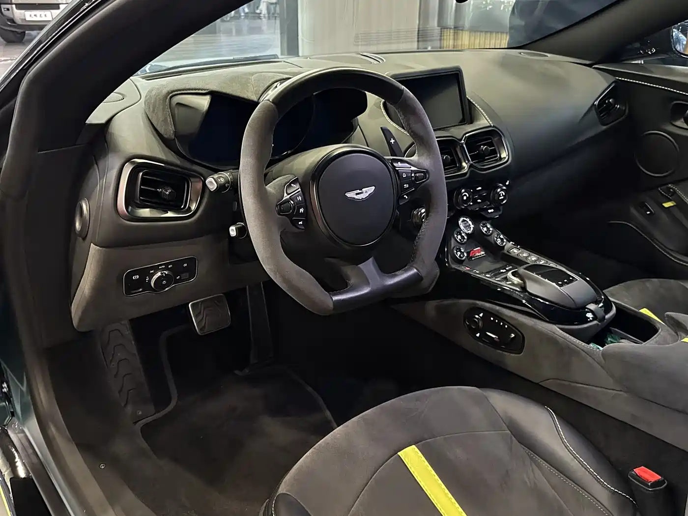 ASTON MARTIN V8 VANTAGE